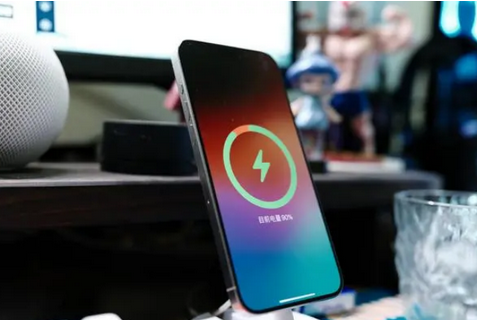 平川苹果15换屏服务分享用什么充电器给iPhone15充电更好 